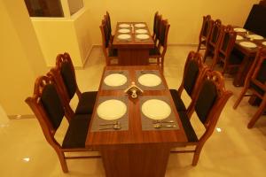 The Crescent Suites餐厅或其他用餐的地方