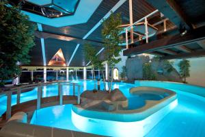 a swimming pool in a building with a swimming pool at Göbels Hotel Rodenberg in Rotenburg an der Fulda
