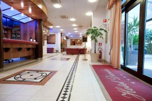 eine Bürolobby mit einem Flur mit einem roten Teppich in der Unterkunft Hotel Daniela in Talsano