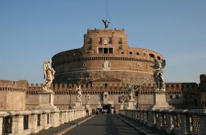 un gran edificio con estatuas delante en Marvi Hotel, en Roma