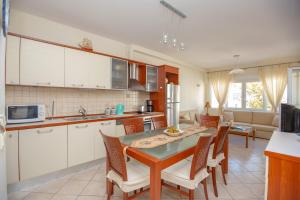 Køkken eller tekøkken på Irida Holiday Home + 15 billeder