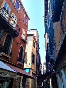 una calle estrecha con edificios en una ciudad en Ve-nice Suite Giuffa C4834, en Venecia