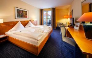 Postel nebo postele na pokoji v ubytování Göbel`s Hotel Quellenhof