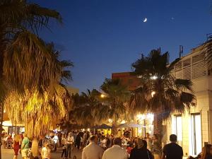 EasySleep - Ostia في ليدو دي أوستيا: زحمة الناس تمشي في الشارع بالليل