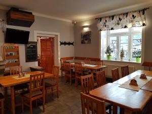 Reštaurácia alebo iné gastronomické zariadenie v ubytovaní Pension Pod Lipou