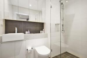 Ένα μπάνιο στο Little New York on Riley - Executive 1BR Darlinghurst Apartment with New York Laneway Feel