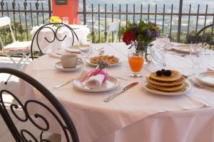 ペルージャにあるB&B Springの白いテーブルクロスと朝食用食材