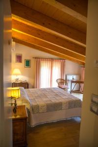 una camera con letto in una stanza con soffitti in legno di B&B Spring a Perugia