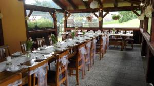 Reštaurácia alebo iné gastronomické zariadenie v ubytovaní Pension Pod Lipou