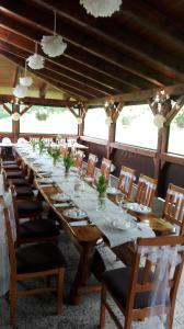 Reštaurácia alebo iné gastronomické zariadenie v ubytovaní Pension Pod Lipou