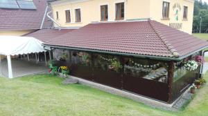 Vonkajšia záhrada v ubytovaní Pension Pod Lipou
