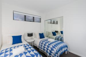 A bed or beds in a room at Oxford Steps - Executive 2BR Bulimba Apartment Across from the Park on Oxford St