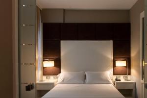 A bed or beds in a room at Smy Bologna Centrale