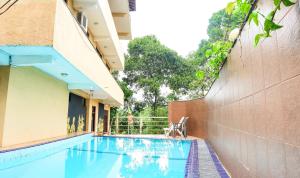una piscina con una sedia accanto a un edificio di Kandy View Hotel a Kandy