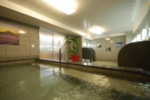 ein Bad mit einem Wasserbecken auf dem Boden in der Unterkunft Hotel Hokke Club Shonan Fujisawa in Fujisawa