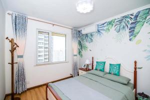 1 dormitorio con cama y ventana en Henan Luoyang·Henan University of Science And Technology· Locals Apartment 00150340 en Luoyang