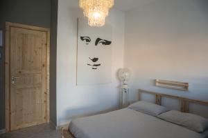 利沃诺Affittacamere " Il Porto "的一间带床和吊灯的卧室 更多30张照片