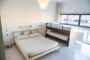 1 Schlafzimmer mit 2 Etagenbetten und einem Fenster in der Unterkunft Affittacamere " Il Porto " in Livorno