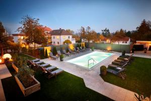 Bazén v ubytování Göbel`s Hotel Quellenhof nebo v jeho okolí