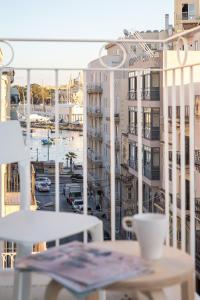 d'un balcon avec une table et une vue sur le port. dans l'établissement Island Guesthouse, à Il-Gżira