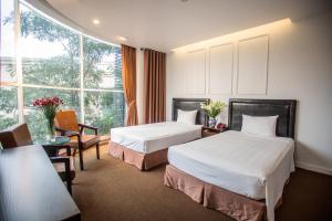 Postel nebo postele na pokoji v ubytování Dinh Hotel + 21 fotografií