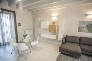 Posedenie v ubytovaní Relais Madergnago
