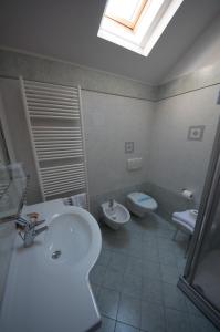 A bathroom at Albergo Meublè Vecchio Scarpone