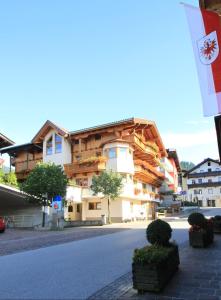 een gebouw dat wordt gebouwd met hout bij Tramberger Apartments in Reith im Alpbachtal