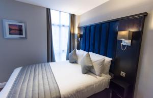 Postel nebo postele na pokoji v ubytování St Nicholas Hotel Colchester