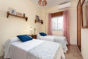 sypialnia z dwoma łóżkami i oknem w obiekcie Downtown Ronda -Parking included- w mieście Ronda