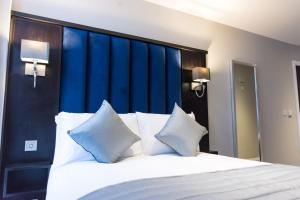 Postel nebo postele na pokoji v ubytování St Nicholas Hotel Colchester