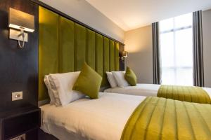 Postel nebo postele na pokoji v ubytování St Nicholas Hotel Colchester
