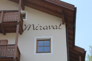 Budova, v ktorej sa apartmán nachádza + 2 fotografie