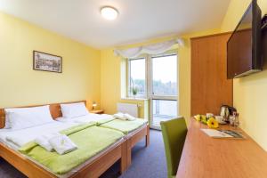 Postel nebo postele na pokoji v ubytování Hotel&Wellness Knížecí rybník