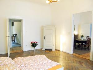 Giường trong phòng chung tại Elegante Altbauwohnung (CB1)