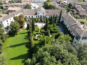 an aerial view of a mansion with a garden at Villa Di Tissano in Tissano