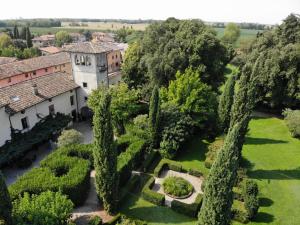 eine Luftansicht auf einen Garten mit Bäumen und einem Gebäude in der Unterkunft Villa Di Tissano in Tissano