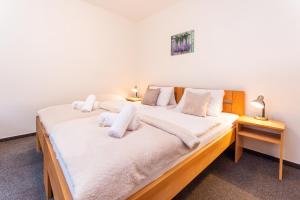 Postel nebo postele na pokoji v ubytování Hotel&Wellness Knížecí rybník