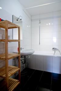 a bathroom with a sink and a bath tub at apartmondo Ferienwohnungen Solingen in Solingen