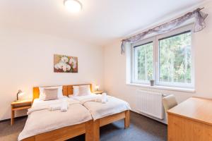 Postel nebo postele na pokoji v ubytování Hotel&Wellness Knížecí rybník