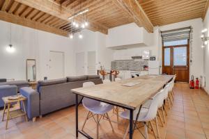 NOCNOC - Le Canut في ليون: مطبخ وغرفة معيشة مع طاولة وأريكة