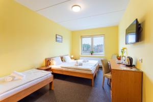 Postel nebo postele na pokoji v ubytování Hotel&Wellness Knížecí rybník