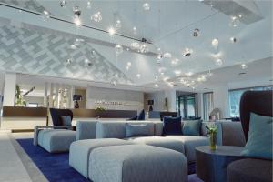 eine Hotellobby mit Sofas und einem Salon in der Unterkunft Der Öschberghof Golf Resort des Jahres 2024 in Donaueschingen