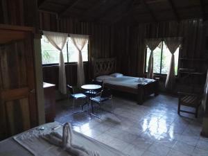 Una cama o camas en una habitación de Hotel Rancho Las Cabañas