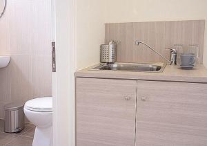 アイオス・アンドレアス・メッシニアスにあるGalazia Nera Apartmentsのバスルーム(洗面台、トイレ付)