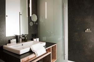 Koupelna v ubytování Tirol Lodge + 37 fotografií
