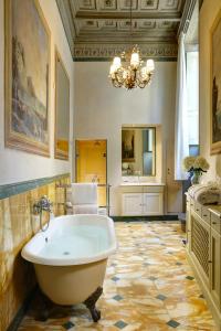 Ванная комната в Palazzo Niccolini al Duomo Residenza D'Epoca