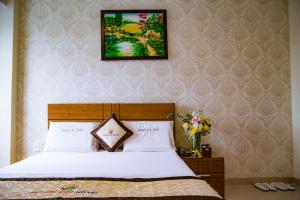 Postel nebo postele na pokoji v ubytování Huynh Duc Hotel