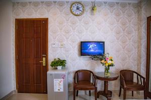 TV a/nebo společenská místnost v ubytování Huynh Duc Hotel