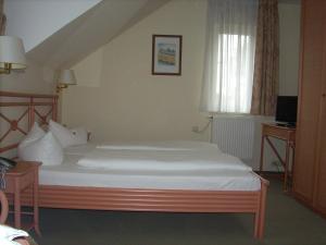 Postel nebo postele na pokoji v ubytování Hotel am Wariner See